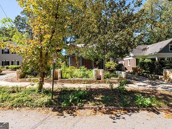3rd image of 818 Durant Pl NE