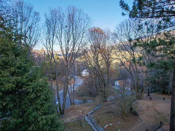 4th image of 379 Donner Dr