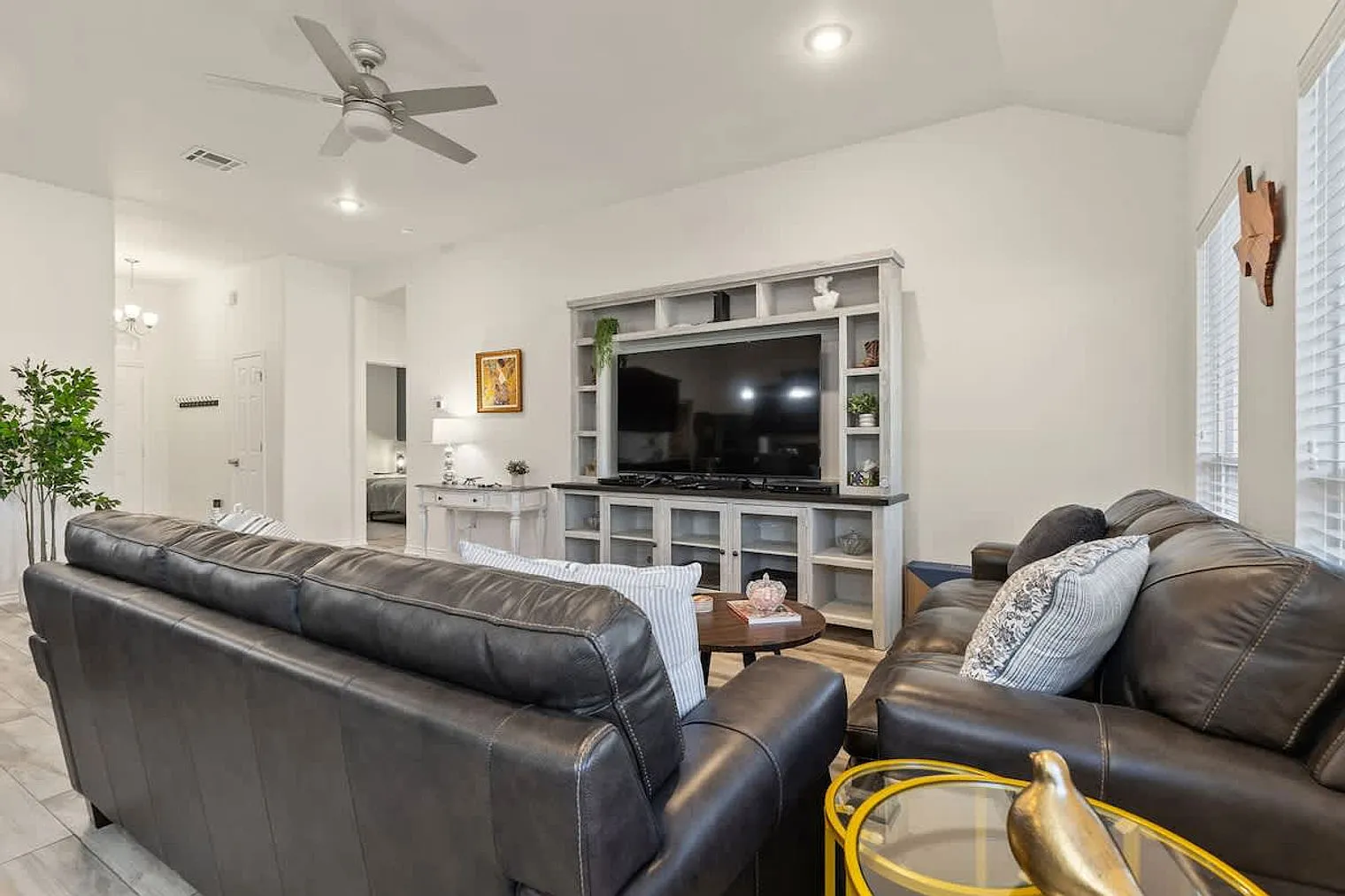 4 bed, 2.0 bath, 1991 sqft, $4,596 — Photo 2