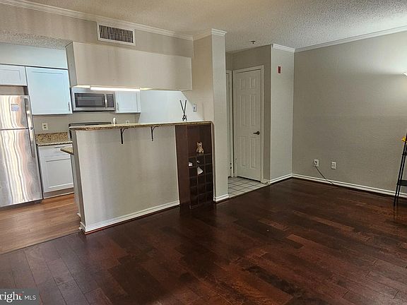 5th image of 1524 Lincoln Way APT 214