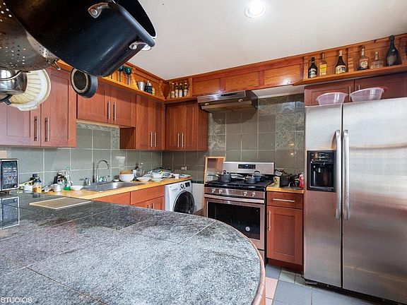 5th image of 1046 W Barry Ave