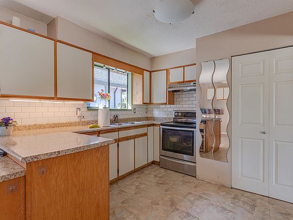 5th image of 11546 Surrey Rd