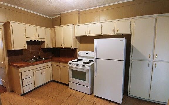 2nd image of 3437 E 6th St #2E