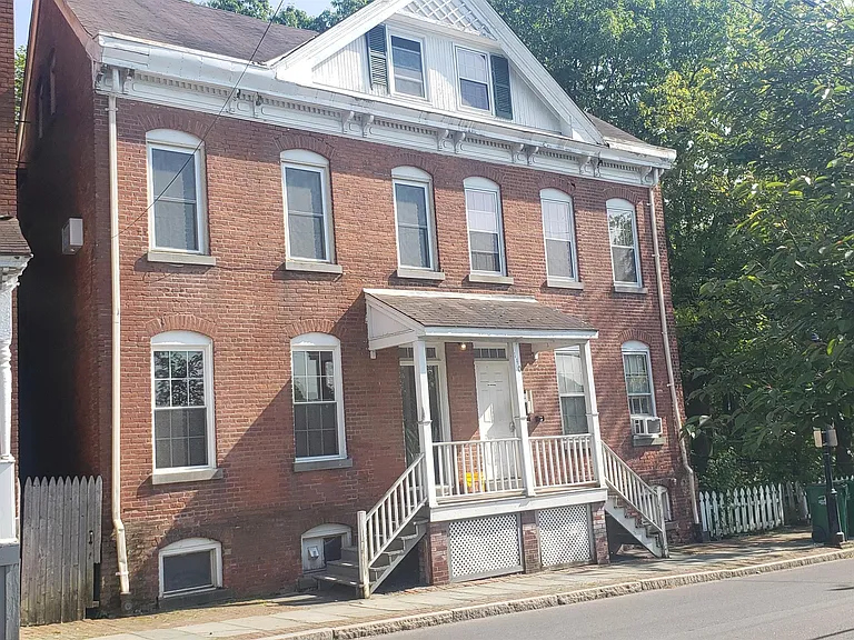 140 Union St — Photo 2