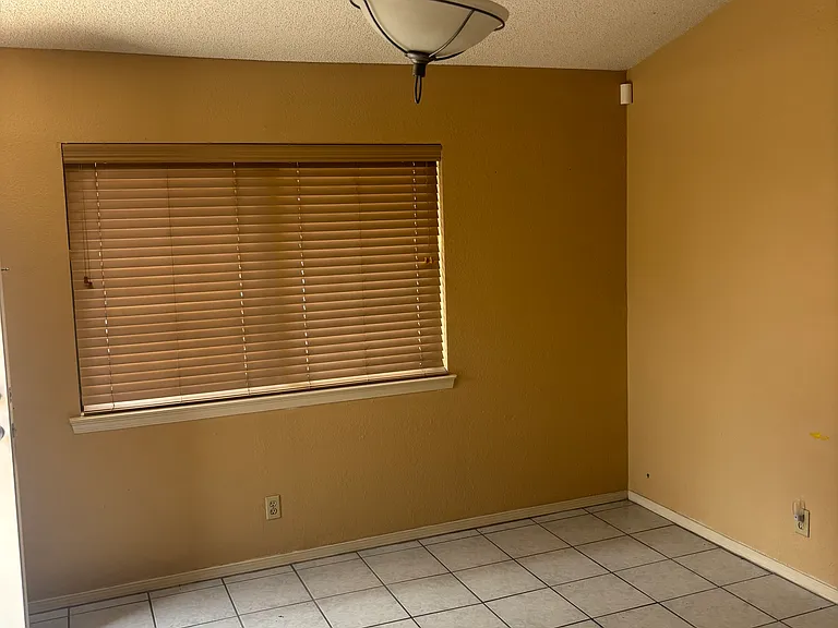 524 Myra St — Photo 15