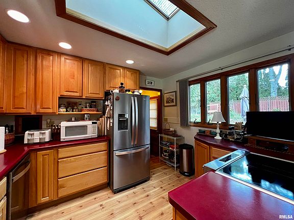 5th image of 14 Woodland Ln