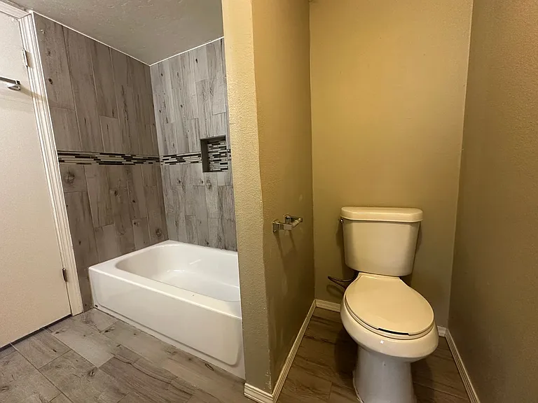 6066 Nw Expy — Photo 19