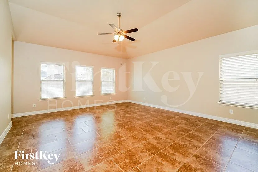 4 bed, 2.0 bath, 2147 sqft, $2,225 — Photo 4