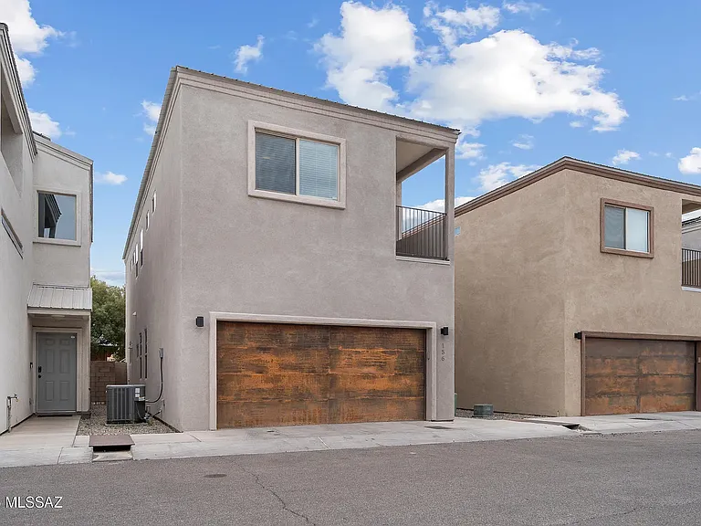 156 E Stone Ct — Photo 2