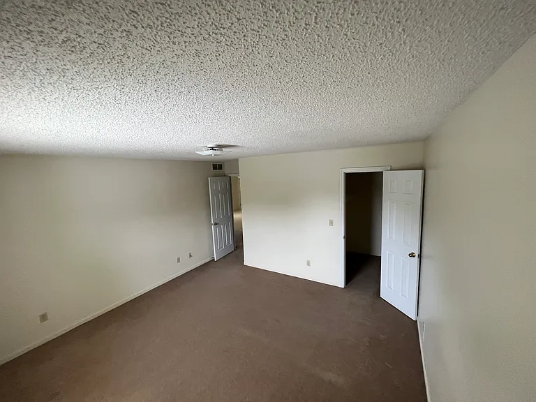213 W Stone St #4 — Photo 6