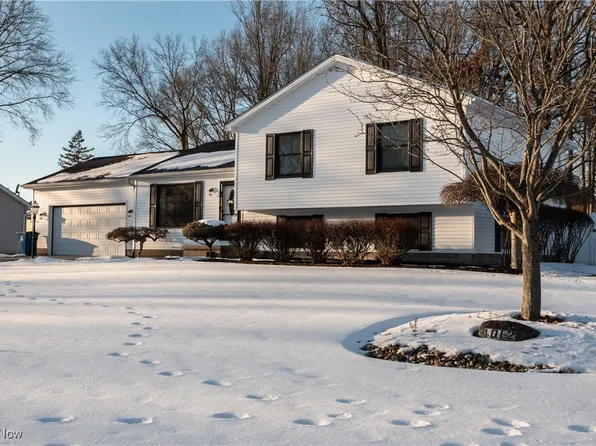 1012 Red Oak Dr, Girard, OH 44420