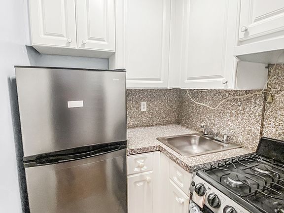 5th image of 207 E 15th St #1D