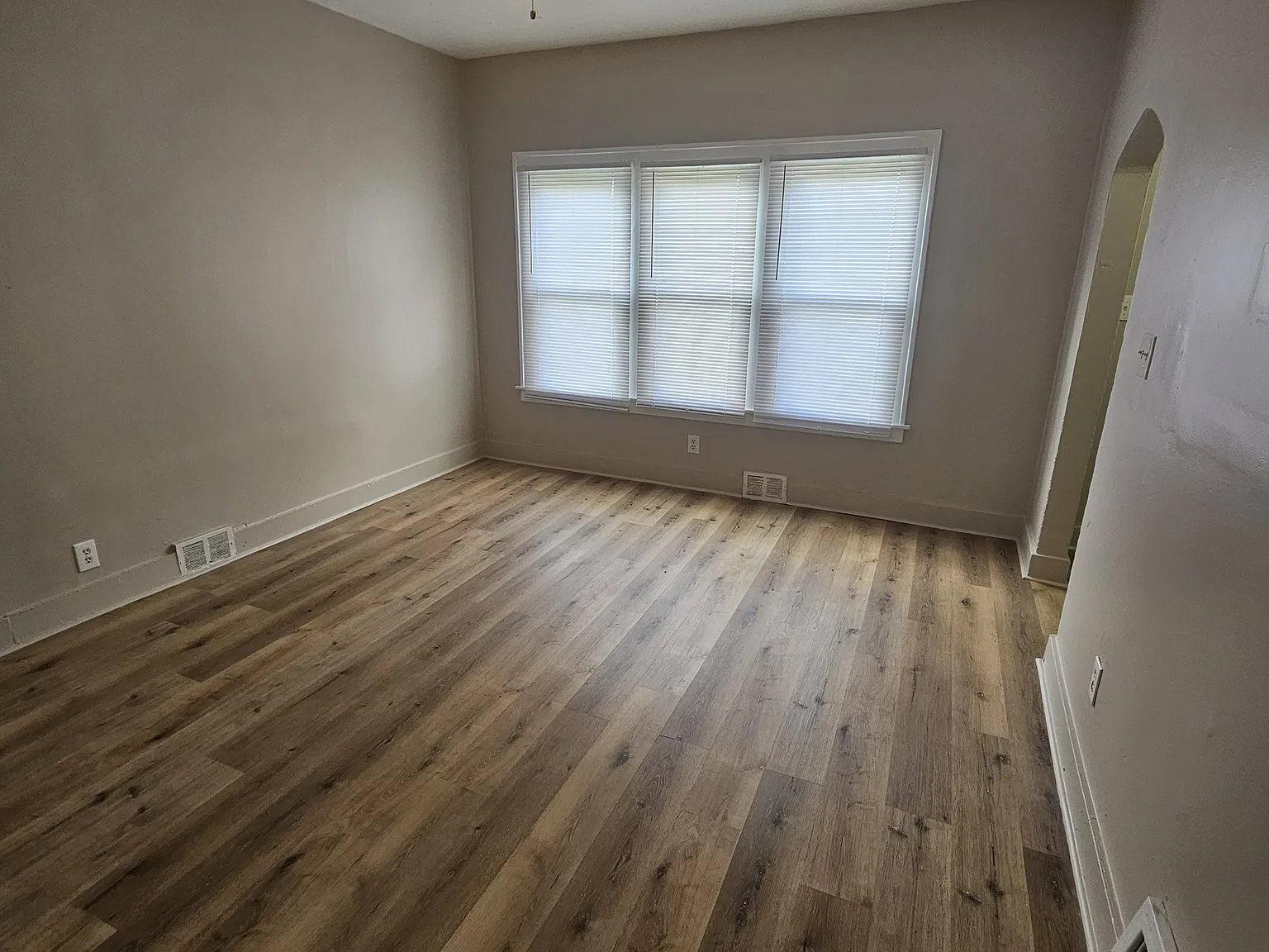 3 bed, 1000 sqft, $1,615 — Photo 3