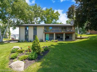 203 Melinda Cir, White Lake, MI