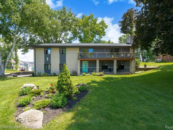 203 Melinda Cir, White Lake, MI 48386