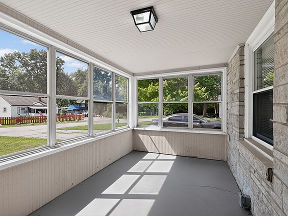 3rd image of 423 Clyde Ave