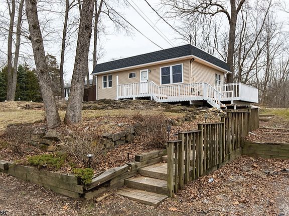 2nd image of 912 Walnut Dr