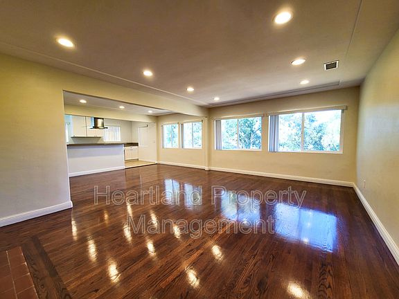 4th image of 4745 Caroline Dr