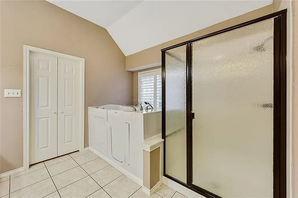 4 bed, 2363 sqft, $4,000 — Photo 1