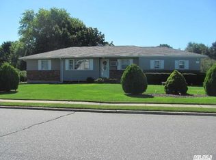10 Phillips St, Bohemia, NY 11716