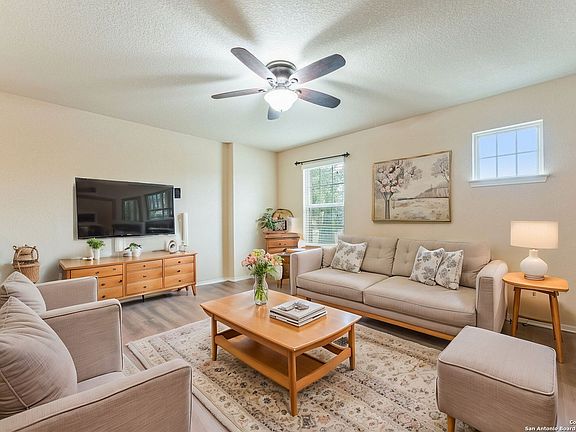 4th image of 819 Oakwood Way