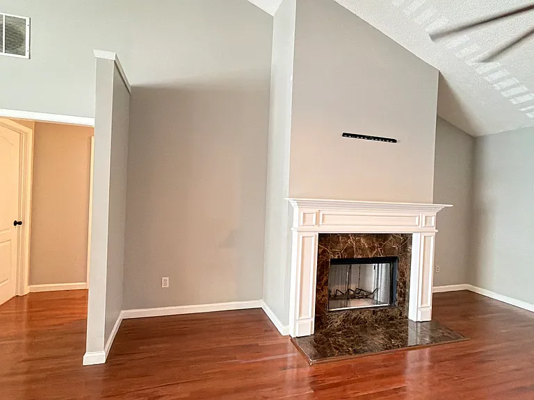 2400 Hampton Estates Dr SW #A — Photo 2