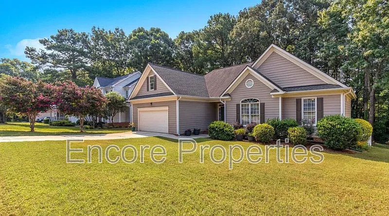 3 bed, 2.0 bath, 1744 sqft, $2,100 — Photo 2