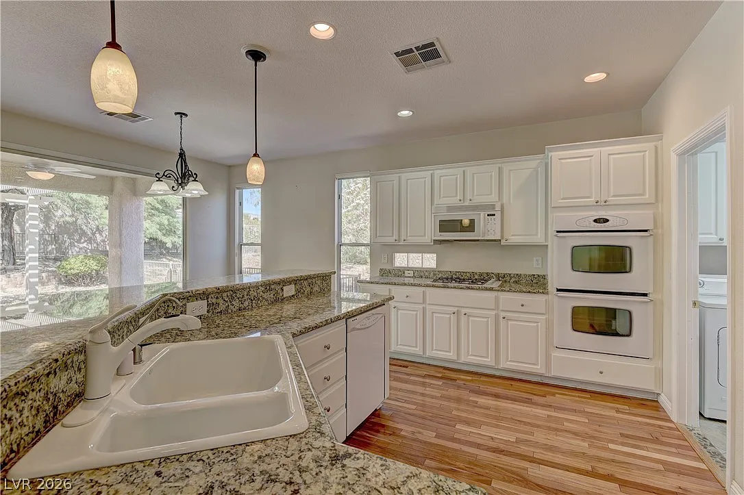 2 bed, 2.0 bath, 1719 sqft, $2,700 — Photo 3