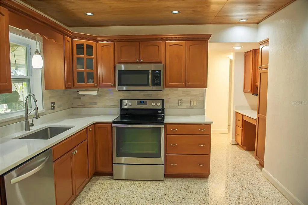 3 bed, 2.0 bath, 1016 sqft, $2,100 — Photo 4
