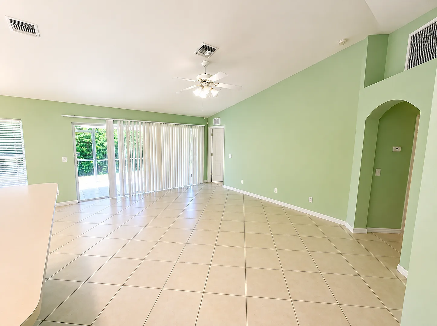 Spacious 3bd / 2 Ba Single Family House Available — Photo 4
