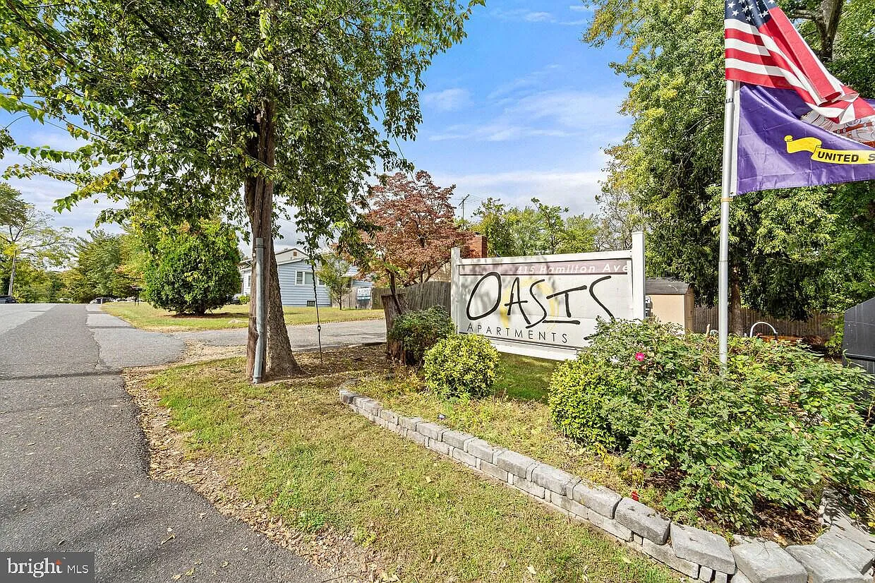 2 bed, 800 sqft, $1,900 — Photo 1