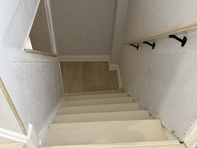 60 Toby Cres #LOWER — Photo 15