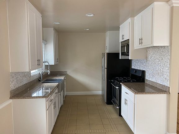 5th image of 928 10th St APT 10