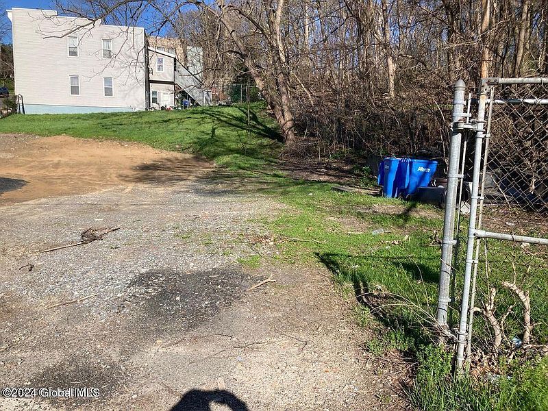 3rd image of 563 S Pearl Street