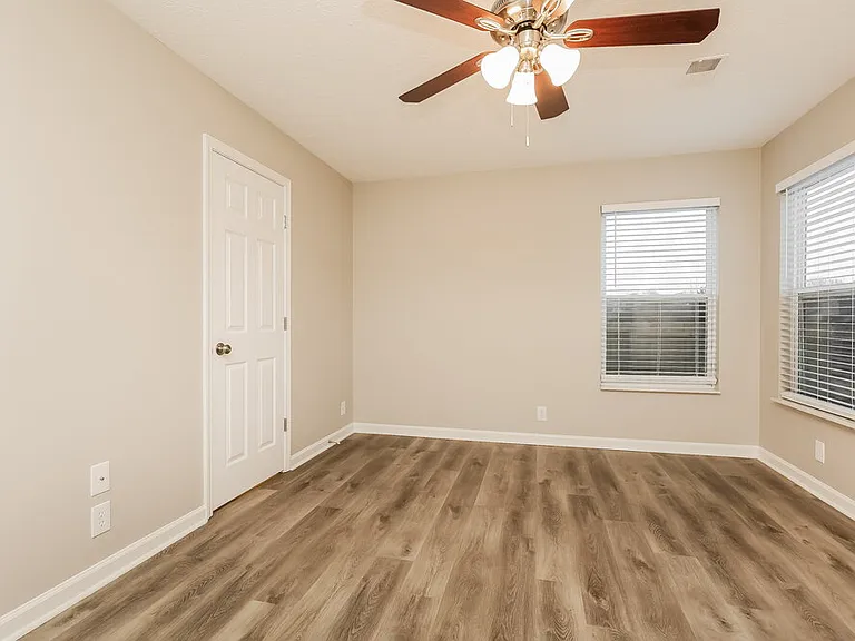 4052 Longfellow Dr — Photo 12