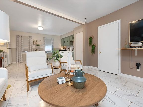 3rd image of 518 Lonsdale Ave