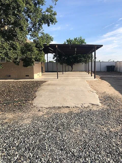 3 bed, 2100 sqft, $2,200 — Photo 3
