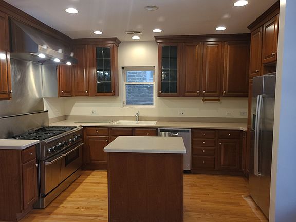 4th image of 2032 W Chicago Ave