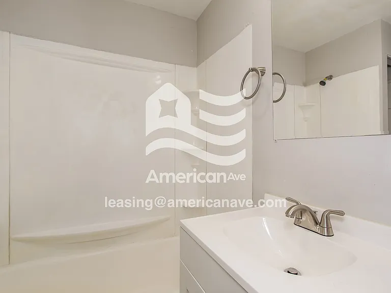 1021731_011_main_bathroom_11.jpg