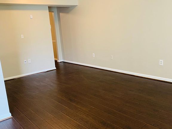 Living room -Hardwood Flooring and Cable ready