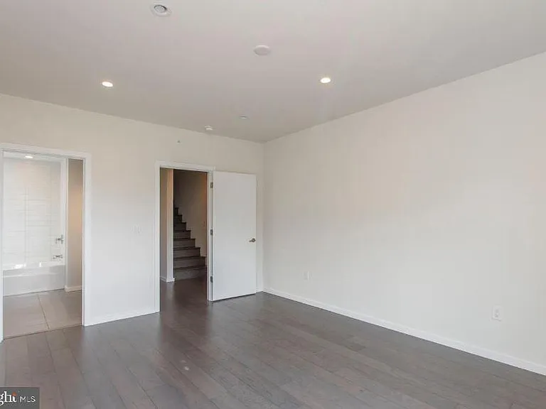 527 W Jefferson St — Photo 8