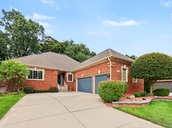 59413 Glacier Club Dr, Washington, MI 48094