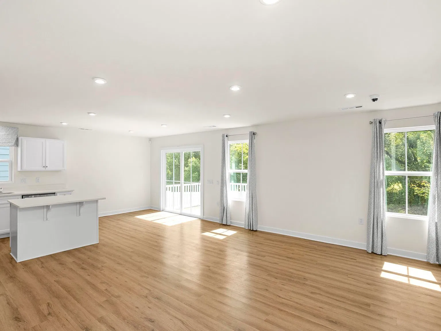3 bed, 1365 sqft, $2,000 — Photo 3