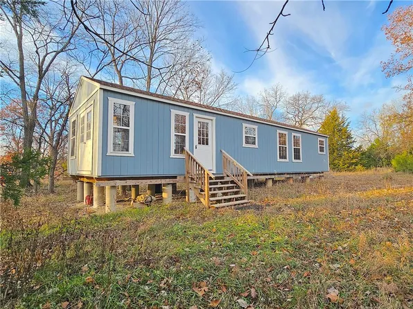 13 S Lakeside Cir, Linn Valley, KS 66040