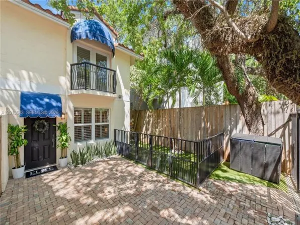 3274 Gifford Ln, Miami, FL 33133