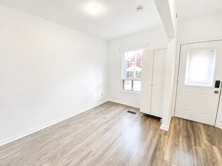 227 Catharine St N — Photo 2