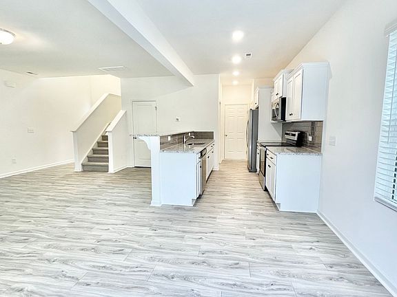 5th image of 117 Lorcan Ln