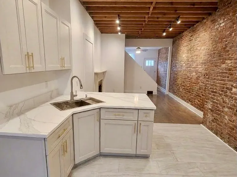 1841 Locust St — Photo 1