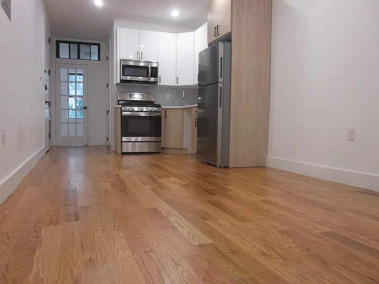 217 Maujer St #2R — Photo 8