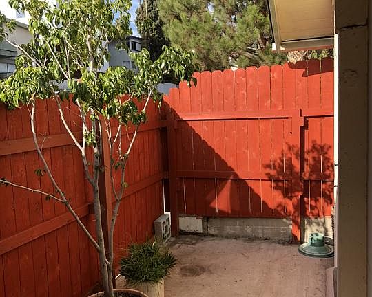 3rd image of 922 N San Vicente Blvd